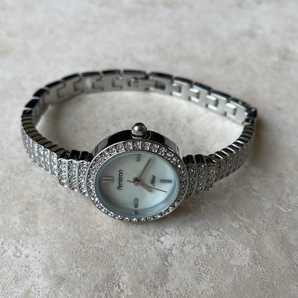 Armitron lady battery water resistant stainless steel w/stone - Picture 3 of 7